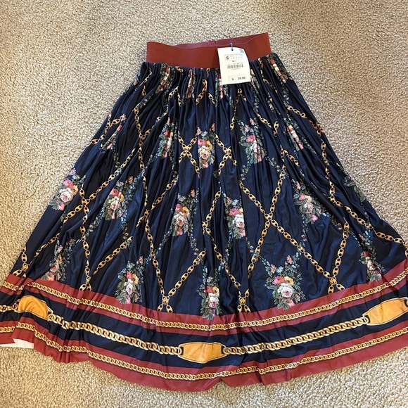 Zara floral midi skirt - Picture 2 of 4